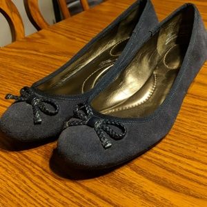 Lands End kitten heel blue suede shoes